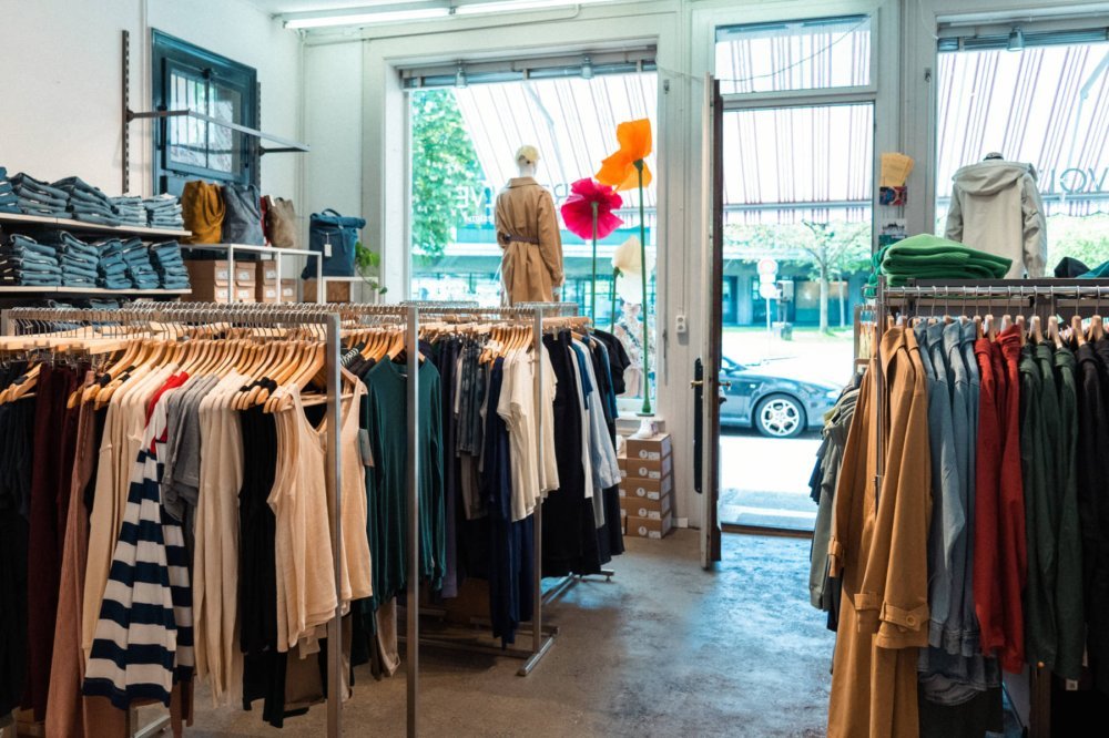 Im RRREVOLVE Store in Bern findest du faire Mode der wichtigsten nachhaltigen Marken